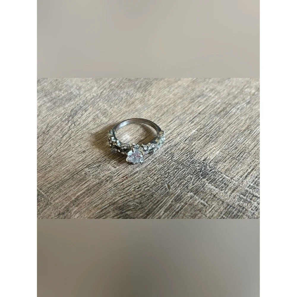 Fashion jewelry women’s size 10 metal and rhinestone secret garden style ring